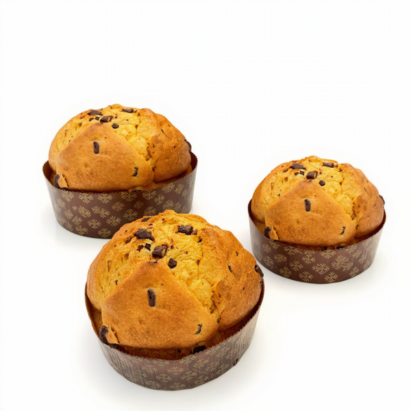Box 3 Panettoni Pere e Cioccolato 600 g su sfondo bianco